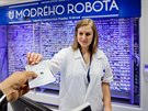 Za lékárnicí v lékárn U Modrého robota v Hradci Králové je vidt nový automat,...