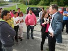 Starosta Vset�na Ji�� �unek p�i diskusi s obyvateli m�stsk� bytovky, kterou v...