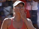 Ruská tenistka Maria arapovová posílá polibky ímským divákm po finálovém...