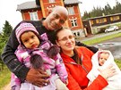 P�ed sv�m nov�m domovem. �esko-indick� rodina v kru�nohorsk�m Jelen� koupila...