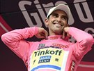 Alberto Contador se po páté etap Gira oblékl do rového dresu.