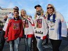 DRUBA. etí a fintí hokejoví fanouci ped zápasem