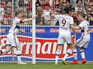 Bastian Schweinsteiger z Bayernu Mnichov (vlevo) slaví svj gól do sít...