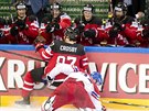 Kanadský kapitán Sidney Crosby v souboji u mantinelu bhem semifinále s eskem