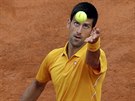 Novak Djokovi podává v semifinále turnaje v ím.