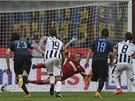 Claudio Marchisio (vpravo) z Juventusu Turín promuje penaltu proti Interu...
