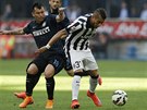 Gary Medel (vlevo) z Interu Milán bojuje o mí s Robertem Pereyrou z Juventusu...