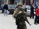 Makedontí policisté pi zásahu v Kumanovu (10. kvtna 2015).