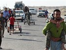Lidé prchají z Ramádí, které o víkendu dobyl Islámský stát (16. kvtna 2015).