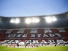 CHOREOGRAFIE V ALLIANZ ARENĚ. Fanoušci Bayernu Mnichov před zápasem s...