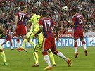 GÓLOVÁ HLAVIKA. Stoper Medhi Benatia (vpravo) posílá v 8. minut Bayern do...