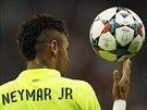 S TEBOU MI TO DNESKA JDE. Barcelonský Neymar si pohrává s míem, kterým trápí...