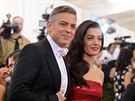 George Clooney a jeho manelka Amal na MET Gala (New York, 4. kvtna 2015)