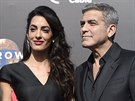 George Clooney a jeho manelka Amal (Anaheim, 9. kvtna 2015)