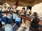 Bojovník Tadžamau al-Azza vyrábí zbraně proti vojsku Bašára Asada, pomáhá mu u...