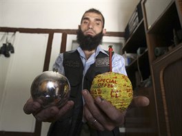 Zbraně syrští povstalci vyrábějí ze všeho možného, zde například z vánočních...