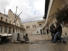 Syrští povstalci používají provizorní praky a katapulty. 