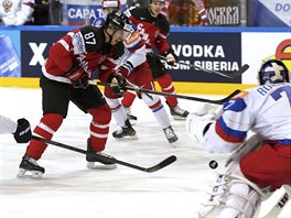Ruský hokejista Dmitrij Kulikov (vlevo) se snaží zastavit Kanaďana Sidneyho...