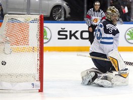 PEKONÁN. Finský gólman Pekka Rinne inkasuje gól ve tvrtfinále s eskem.