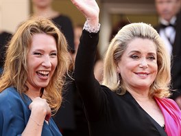 Reisérka Emmanuelle Bercotová a Catherine Deneuve (Cannes, 13. kvtna 2015)