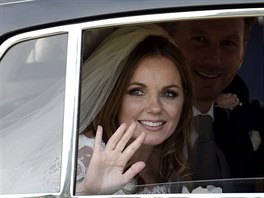 Nevěsta Geri Halliwellová a ženich Christian Horner odjíždějí z kostela...