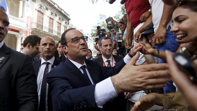 Francouzsk prezident Franois Hollande se vt s obyvateli Havany. (11. kvtna 2015)