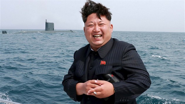 Severokorejský vůdce Kim Čong-un před vypuštěním testovací balistické střely z ponorky. (14. května 2015)