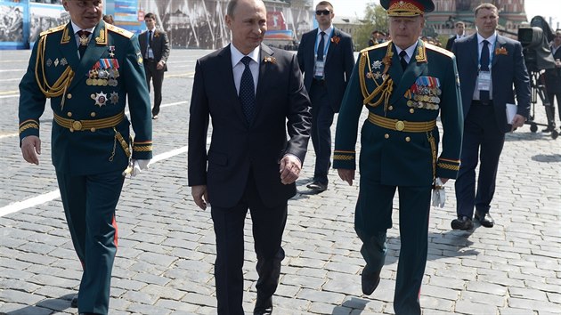 Rusk prezident Vladimir Putin a ministr obrany Sergej ojgu (vlevo) na vojensk pehldce v Moskv (9. kvtna 2015)