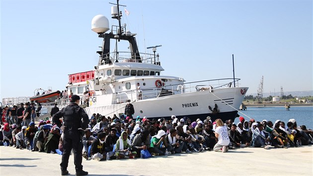 Uprchlíci, kteří přežili cestu přes Středozemní moře, v sicilském přístavu Augusta (9. května 2015)