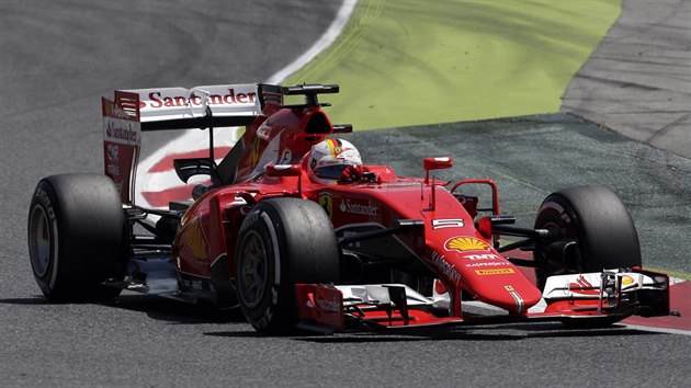 Sebastian Vettel z tmu Ferrari na trati Velk ceny panlska.