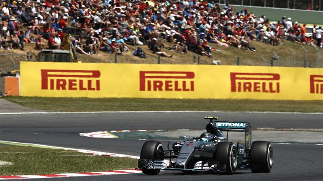 Pohodln usazen divci sleduj vedoucho jezdce Velk ceny panlska, kterm je Nico Rosberg.