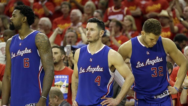 ZKLAMN. Zleva: DeAndre Jordan,  J.J. Redick a Blake Griffin z LA Clippers po rozhodujcm duelu na palubovce Houstonu.