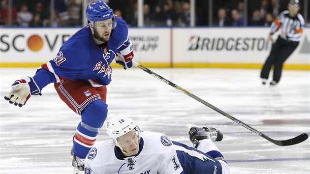 Derek Stepan z NY Rangers se zkou dostat pes obtavho Ondeje Palta z Tampy.