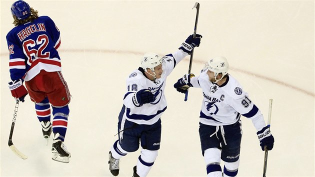 Steven Stamkos (vpravo) a Ondej Palt z Tampy slav branku, vlevo je Carl Hagelin z NY Rangers.