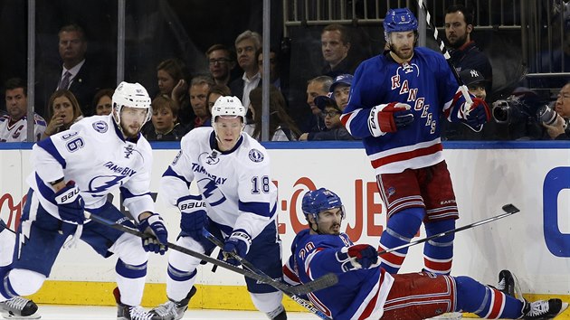 Nikita Kuerov (vlevo) a Ondej Palt z Tampy se jako dravci enou za pukem, kter ztratil sedc Chris Kreider z NY Rangers.