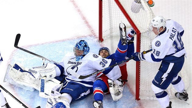 Mela ped brankou Tampy. Glman Ben Bishop zalehl Dericka Brassarda, tok Rangers pomha zastavit i Ondej Palt  (vpravo) .