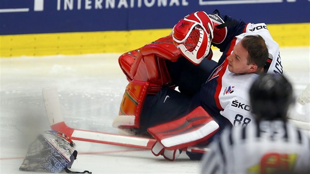 Jedna z ruských střel v utkání hokejového MS v Ostravě poničila slovenskému brankáři Júliuovi Hudáčkovi masku.