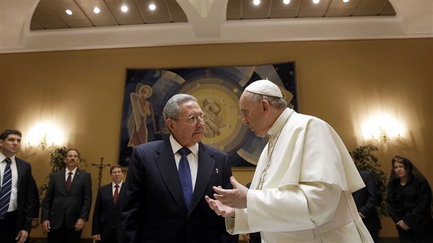 Pape Frantiek hovo s kubnskm prezidentem Castrem ve Vatiknu (10. kvtna 2015).