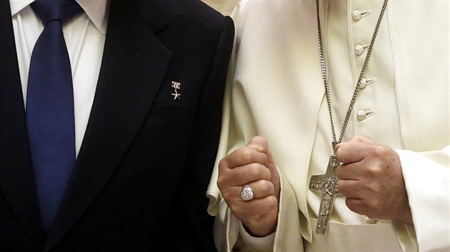 Pape Frantiek se na soukrom audienci seel s kubnskm prezidentem Castrem (10. kvtna 2015).
