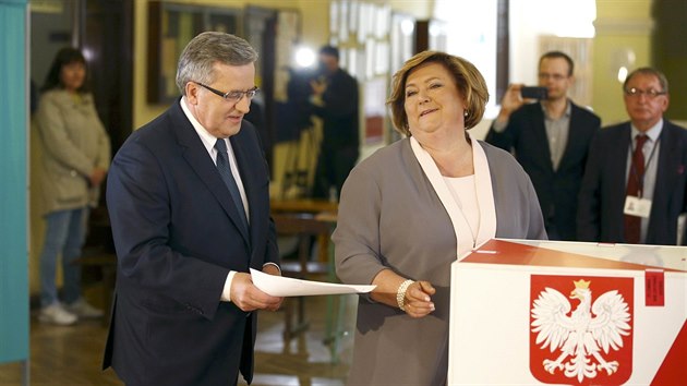 Polsk prezident Bronislaw Komorowski s manelkou odvolili pi prvnm kole ve Varav (10. kvtna 2015).