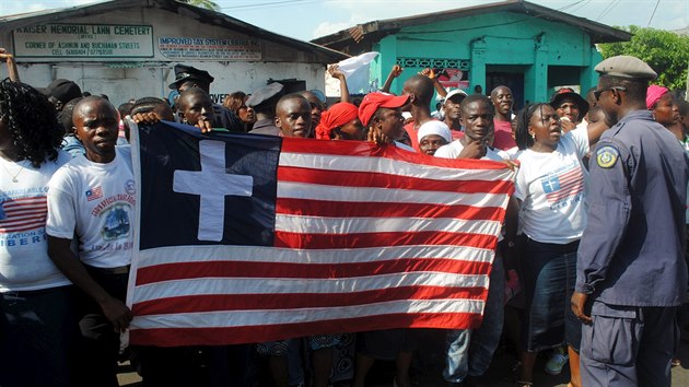 Lid dr liberijskou vlajku bhem oslav konce epidemie v zemi (11. kvtna 2015).