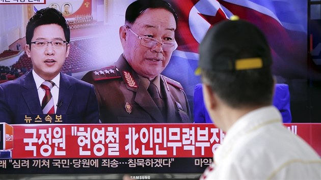 Mu v Jin Koreji sleduje zpravodajstv, kter informuje o poprav ministra obrany KLDR Hjon Jong-ola (13. kvtna 2015).