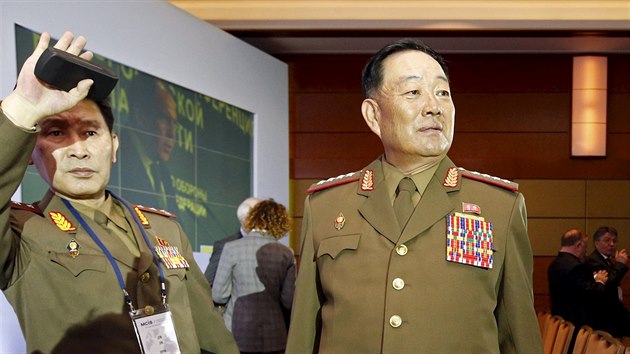 Ministr obrany KLDR Hjon Jong-čola (vpravo) na konferenci v Moskvě (16.dubna 2015).
