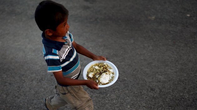 Chlapec v Neplu si nese jdlo, kter obdrel od humanitrn organizace (14. kvtna 2015).