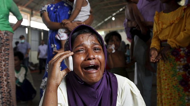 Uprchlice z Barmy telefonuje s pbuznmi, jej lo dorazila do Indonsie (16. kvtna 2015).