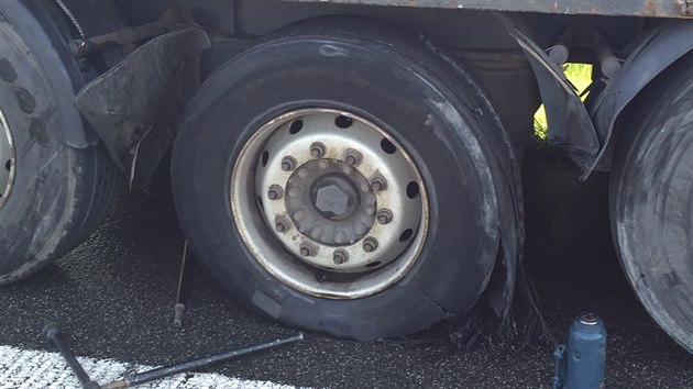 idi kamionu se na R10 chystal opravit pneumatiku, smetl ho dal kamion (11.5.2015)