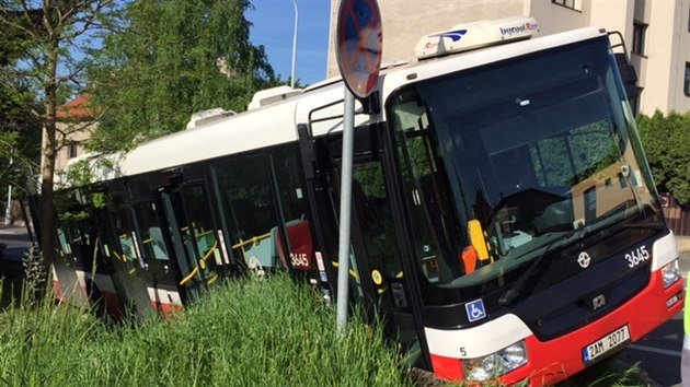 idii autobusu slo 157 se udlalo patn, sjel do pkopu (11.5.2015)