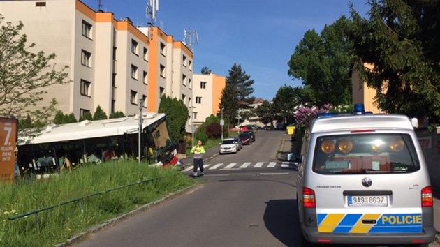 idii autobusu slo 157 se udlalo patn, sjel do pkopu (11.5.2015)