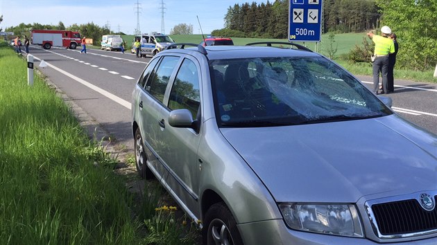 Zdravotn sestra z posdky zchrann sluby pomhala u Milna na Pbramsku u dopravn nehody, srazilo ji a vn zranilo dal auto (11.5.2015)