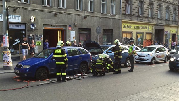Vypadalo to jako banln nehoda. Nakonec museli hasii k oddlen dvou zaklnnch aut pout hlovou brusku (13.5.2015)